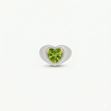 Load image into Gallery viewer, signet ring modula cuore - silver 925, gold 18 carats &amp; peridot from the fancy cuts collection by alexandre hekkers
